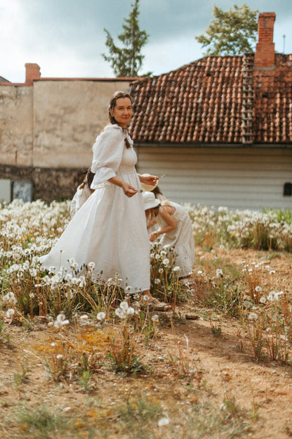 Gratitude in linen / white